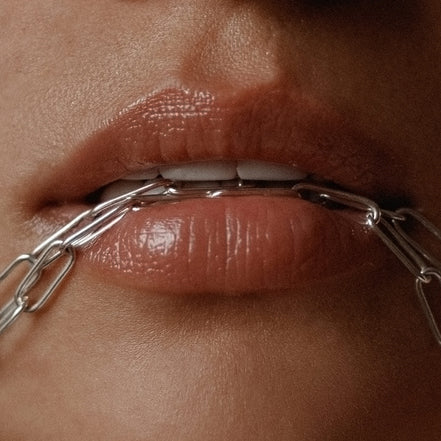 Kobieta rządząca łańcuchem